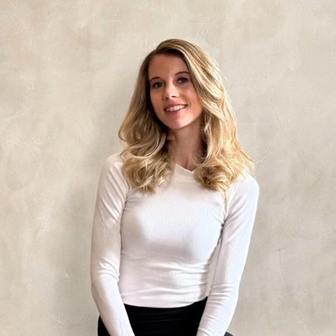 OTRANG – Trainer-Onlinekurs Rückbildung von Dr. Iris Floimayr-Dichtl 15 Portrait einer lächelnden blonden Frau in weißem Langarmshirt