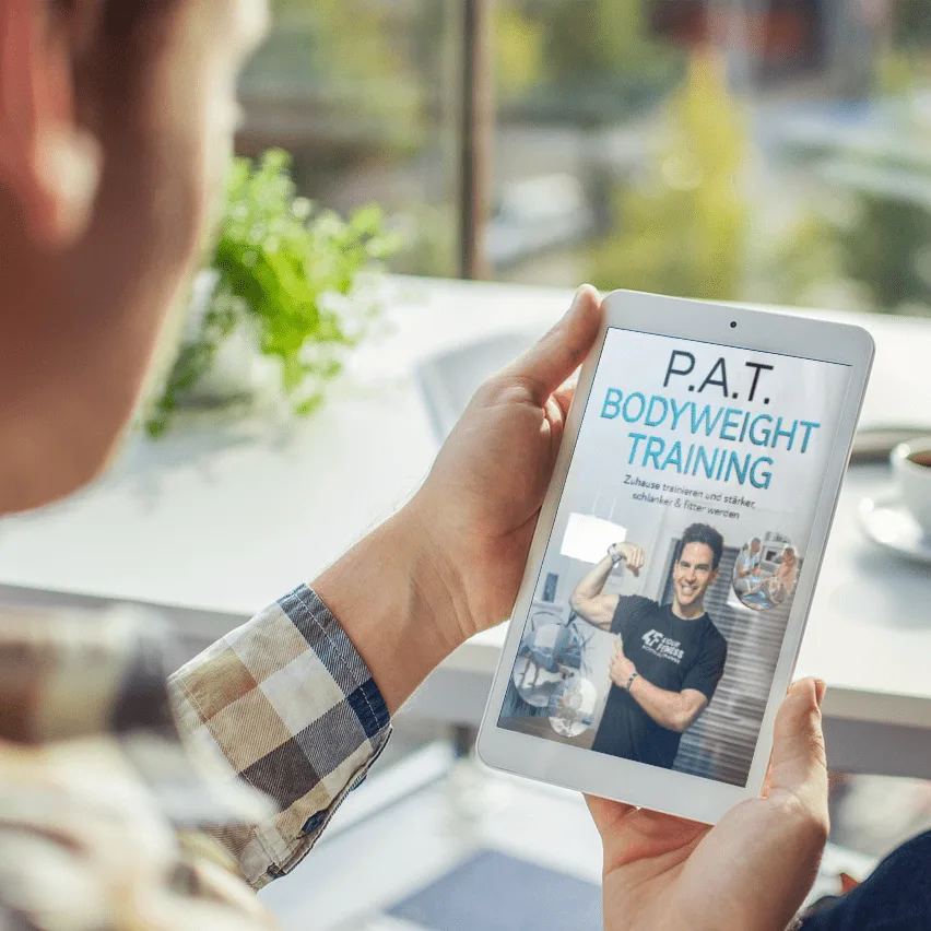 Tablet zeigt P.A.T. Bodyweight Training Cover mit Fitnesstrainer