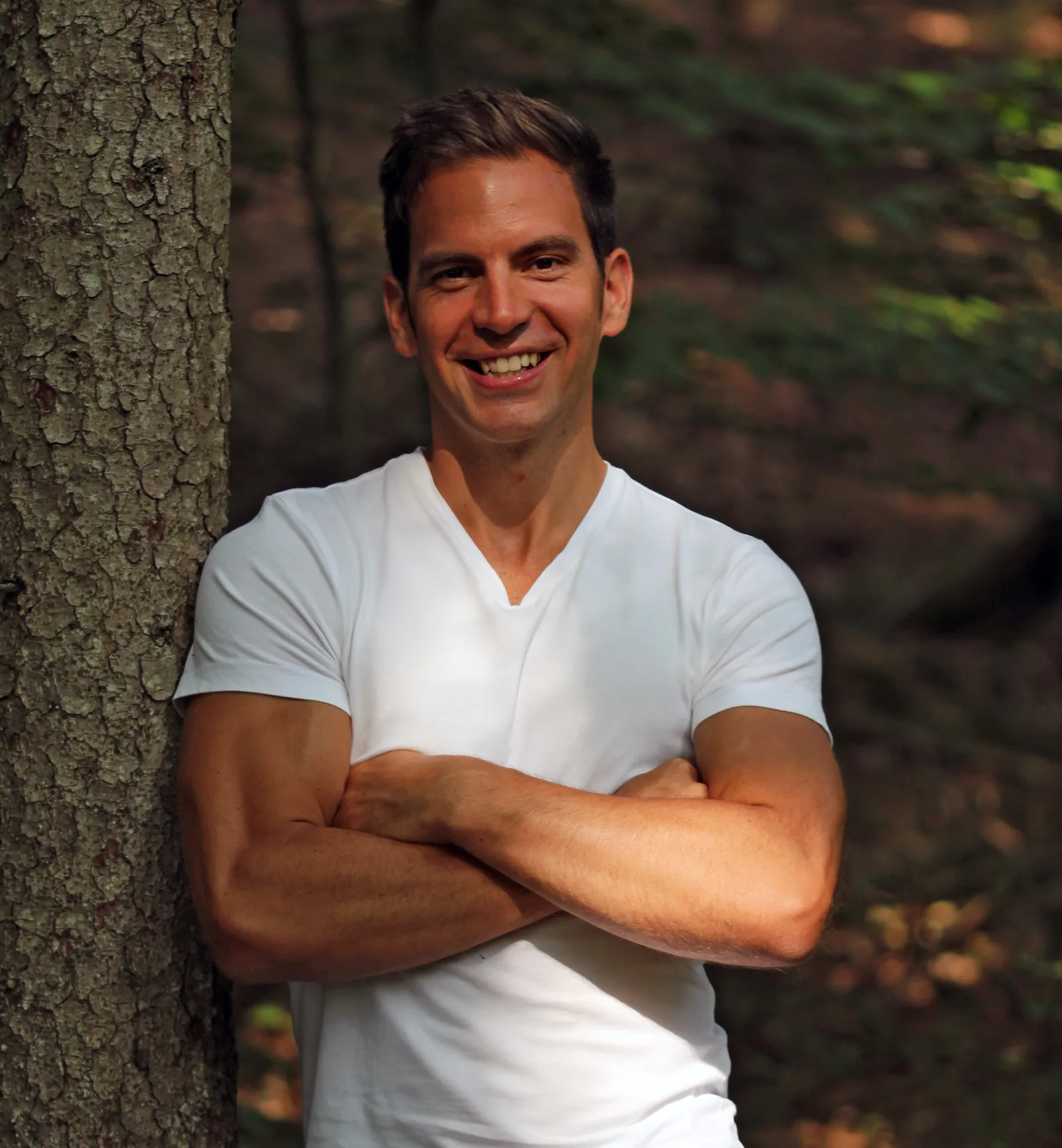 Patrick Bauer, Fitness-Trainer und Autor, steht vor Baum