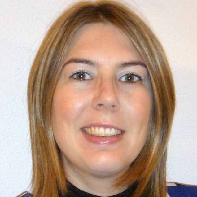 Lächelnde Frau mit braunen Haaren – Kundenstimme Kathrin