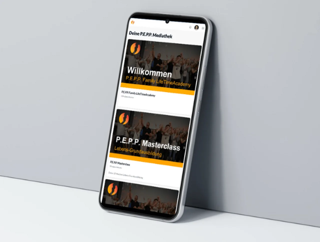 Smartphone-Mockup zeigt P.E.P.P. Mediathek mit Willkommens-Video und Masterclass-Kursen