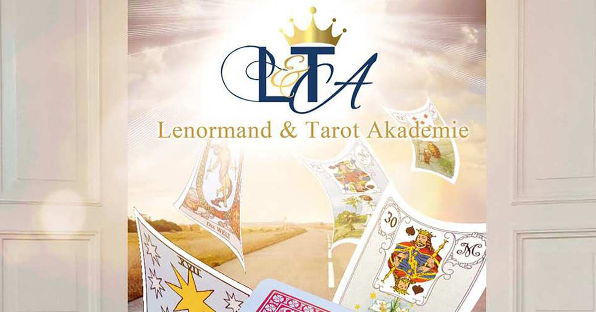 Hero-Banner mit Logo der Lenormand & Tarot Akademie, Lenormandkarten und Tarotkarten auf hellem Hintergrund