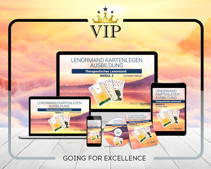 VIP Therapeutisches Lenormand Mockup mit Laptop, Tablet, Smartphone und Kursmaterialien auf Sonnenuntergang-Hintergrund