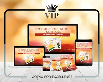 VIP Fernstudium Lenormand Mockup mit Laptop, Tablet, Smartphone und DVD auf gelblichem Hintergrund