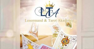 Hero-Banner mit Logo der Lenormand & Tarot Akademie, Lenormandkarten und Tarotkarten auf hellem Hintergrund
