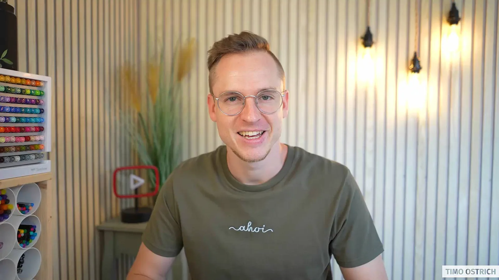 Videostandbild: Timo Ostrich im Studio mit Marker-Palette und Lettering-Umgebung