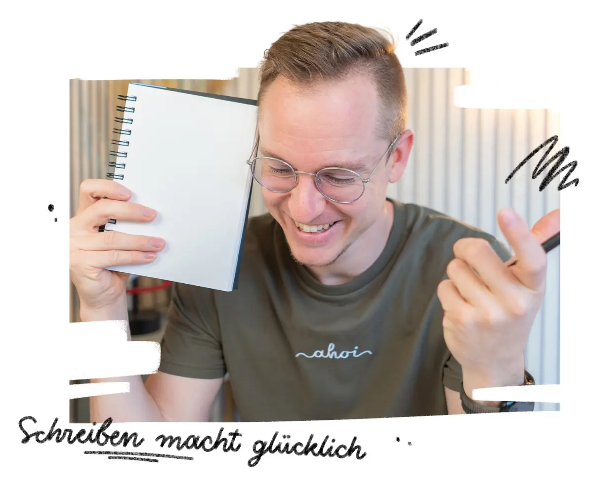 Timo Ostrich freut sich über Lettering-Ergebnis im Notizbuch mit Text 'Schreiben macht glücklich'