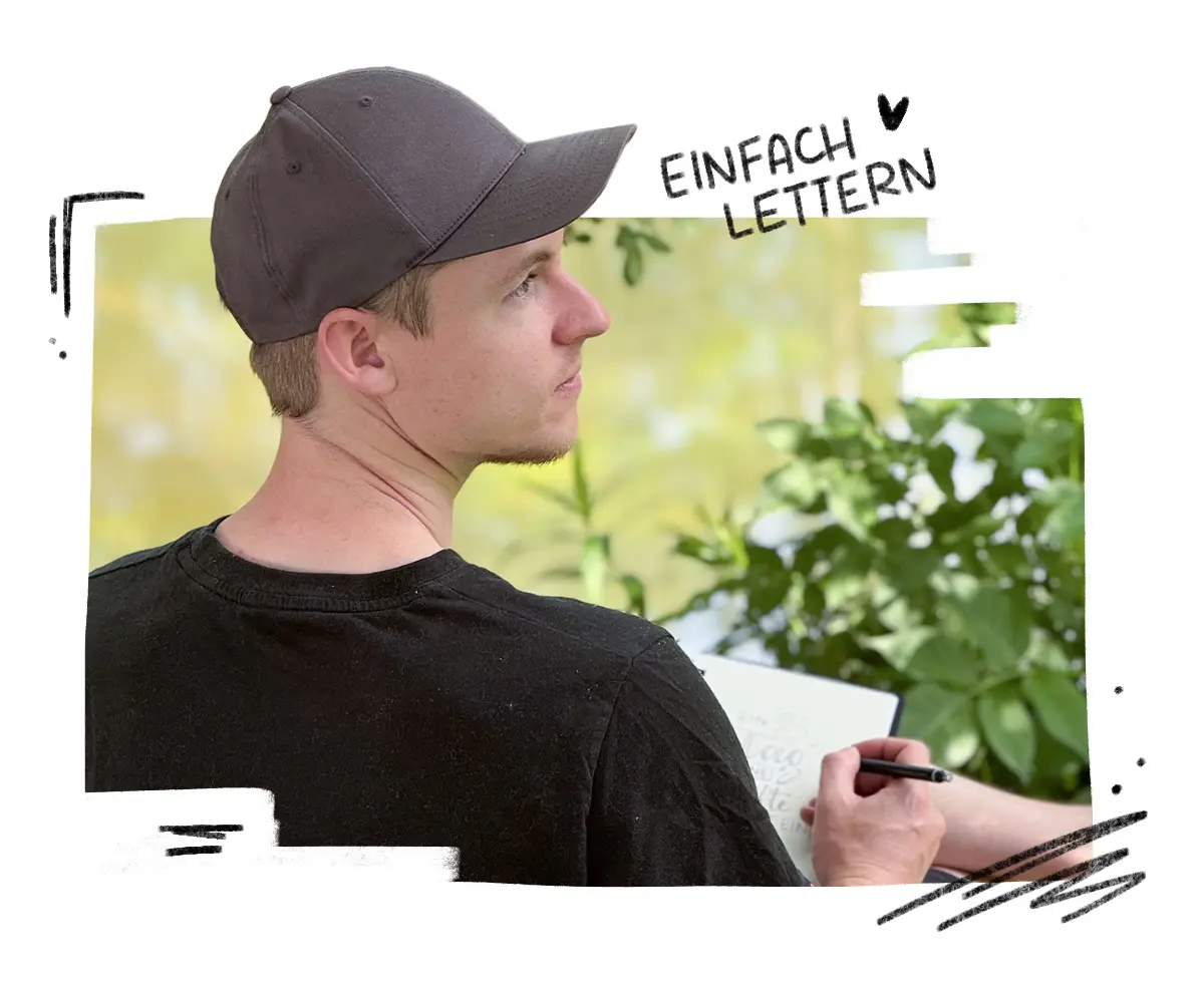 Mann mit schwarzer Mütze bei Lettering-Praxis im Freien mit Text 'Einfach lettern'
