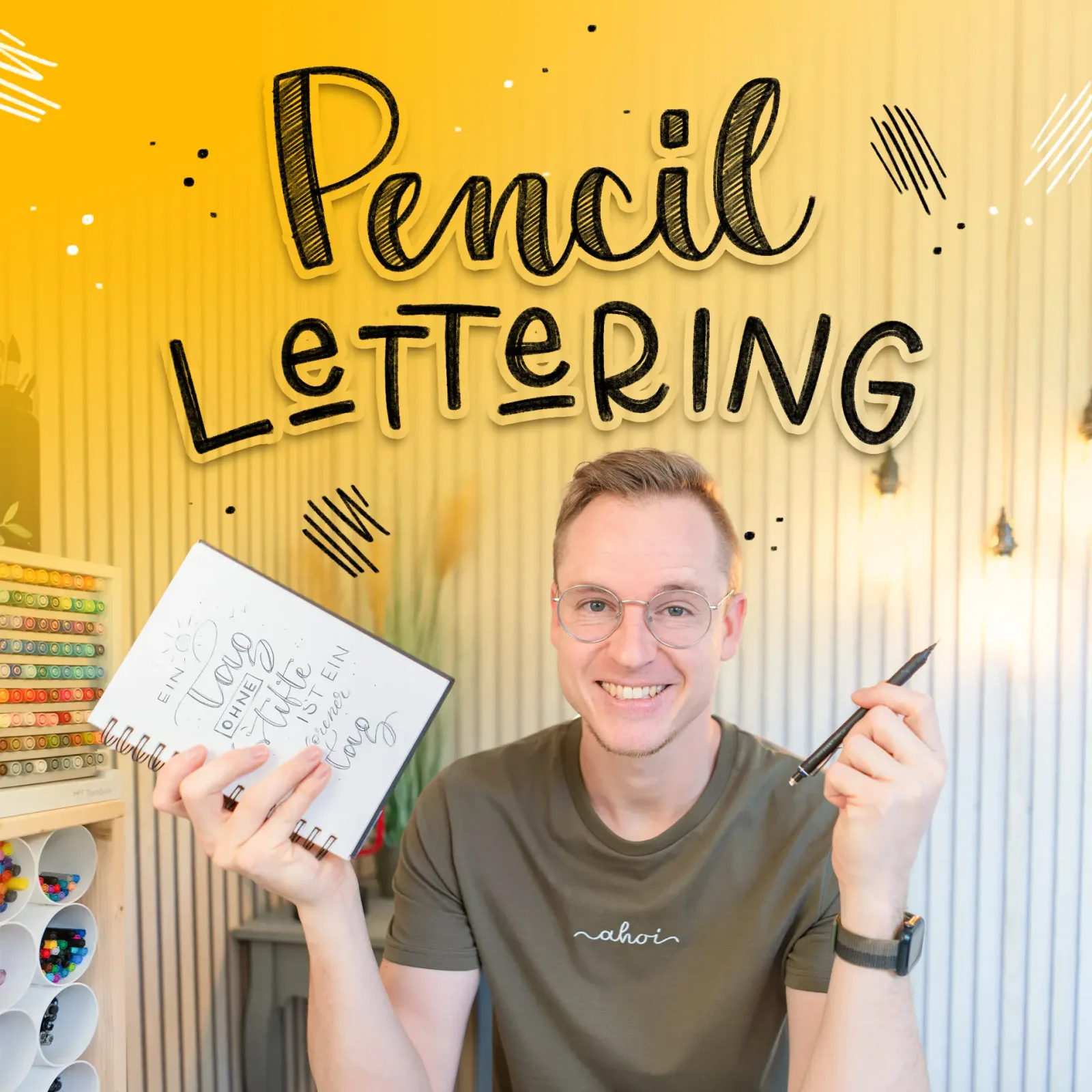 Timo Ostrich präsentiert Pencil-Lettering Kurs mit Notizblock und Stift in Studio-Setting