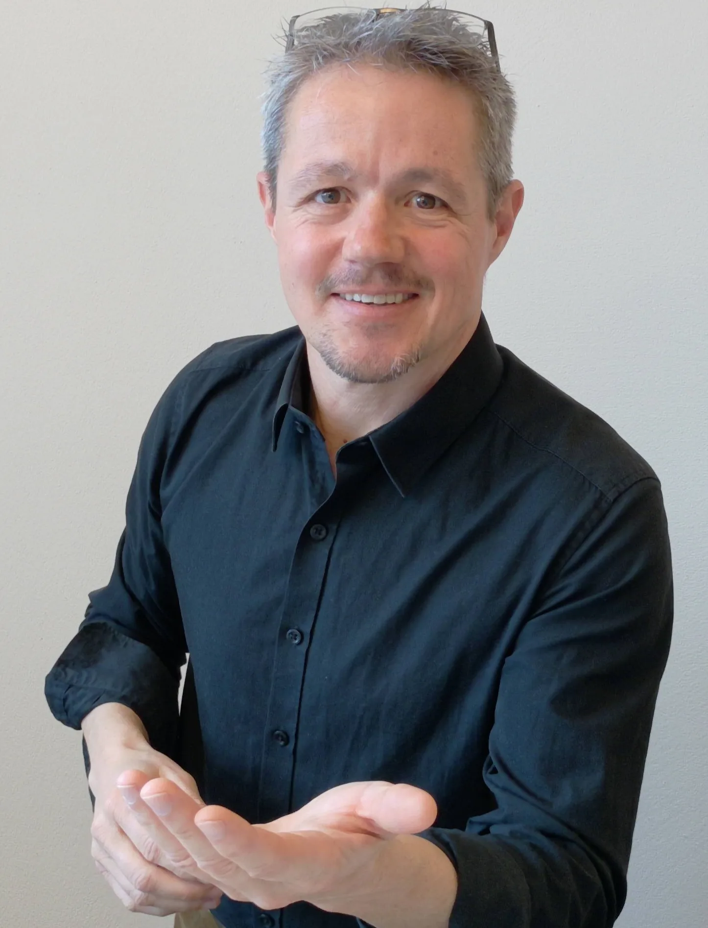 Porträt-Fotografie von Andreas Ulrich, CFP Finanzplanungs-Experte in schwarzem Hemd