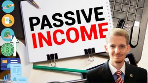 Christoph Neuwirth mit Passive Income Schriftzug und Laptop