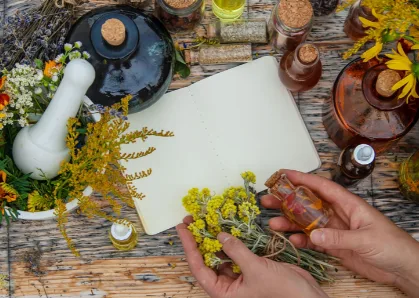 Pflanzeninhaltsstoffe / Wirkstoffe von Birgit Schneider 4 Phytotherapie-Arbeitsplatz mit Mörser, Heilkräutern, ätherischen Ölen und Notizblock