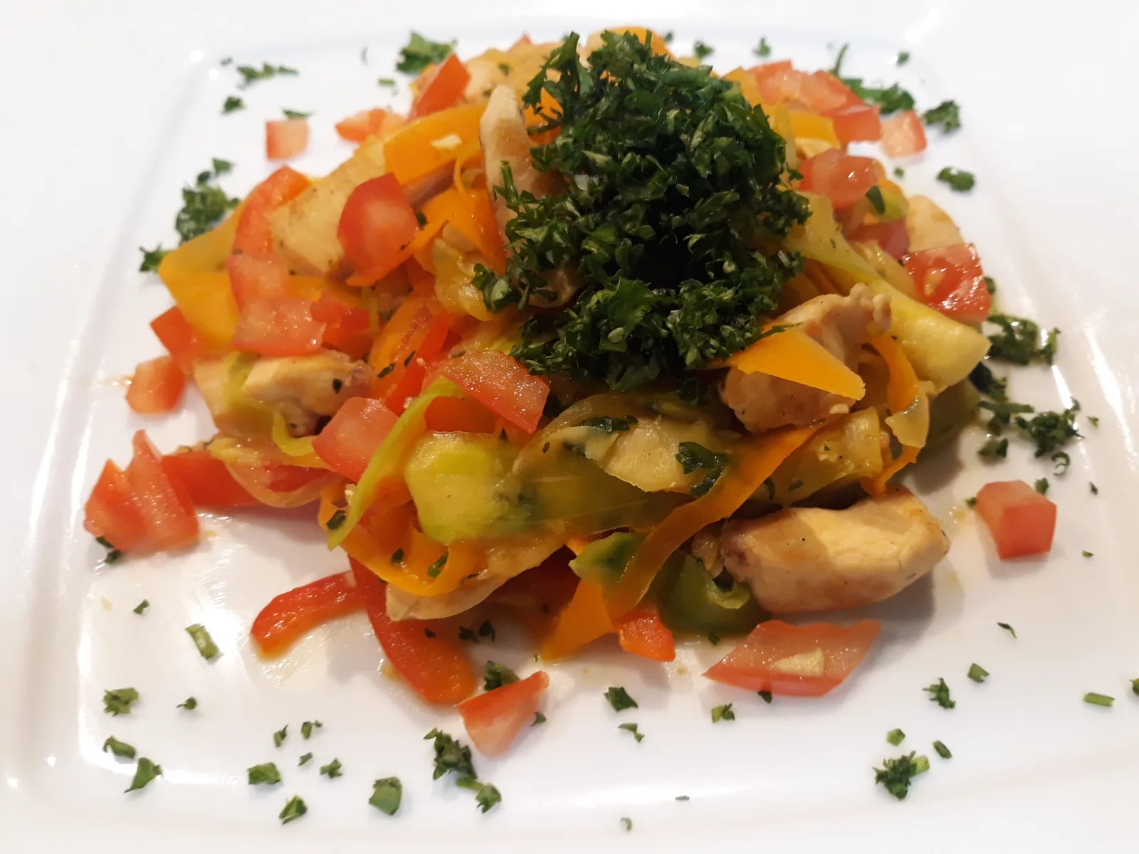 Pflanzeninhaltsstoffe / Wirkstoffe von Birgit Schneider 3 Gourmet-Gericht mit Kartoffeln, Hähnchen, Paprika und frischen Kräutern garniert