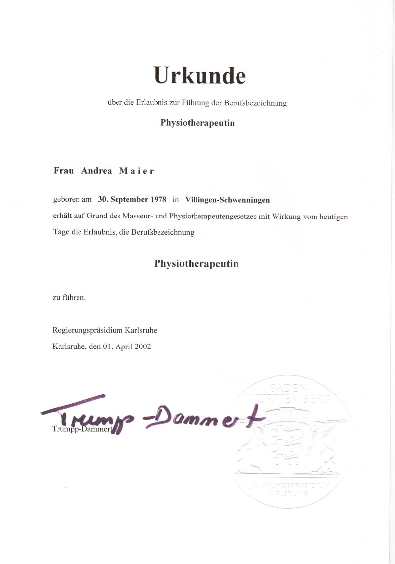 Berufsbezeichnung Urkunde Physiotherapeutin für Andrea Maier von 2002, offizielles Dokument vom Regierungspräsidium Karlsruhe
