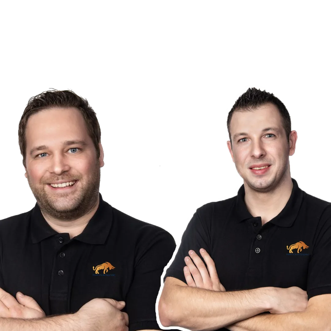 Zwei Männer in schwarzen Poloshirts mit Kamel-Logo, lächelnd vor weißem Hintergrund