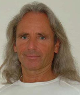 Porträt Dr. Wolfgang Scheel, Mann mit grauem Haar, helles Hemd