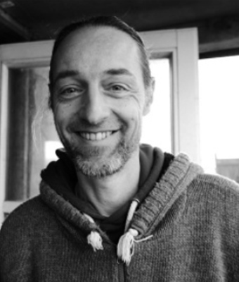 Porträt Harald Kautz, Mann mit grauem Haar und Bart, Kapuzenpullover