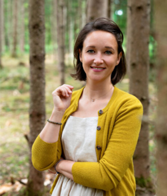 Porträt Julia Kochajewska, Frau mit langen blonden Haaren, blaues Kleid, Wiese