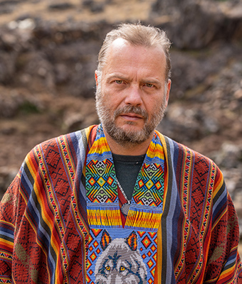 Oliver Kinsay Portrait, Mann mit grauem Bart in farbenfrohem ethnischem Pullover