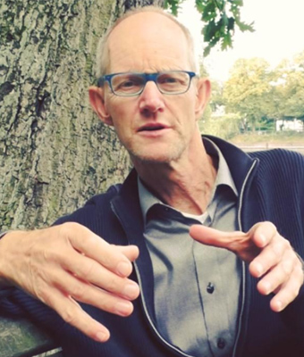 Prof. Dr. Ralf Otterpohl Portrait, Mann mit Brille gestikulierend vor Baum