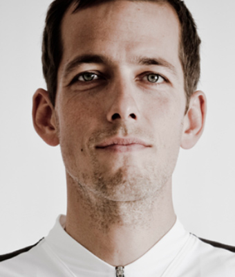 Stefan Hiene Portrait, Mann mit kurzen dunklen Haaren in weißem Shirt