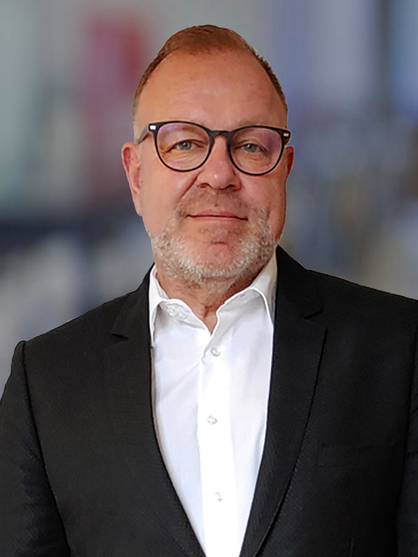 Christian Schütte, Gründer und Geschäftsführer der sapXPerience GmbH, Portrait in Business-Kleidung