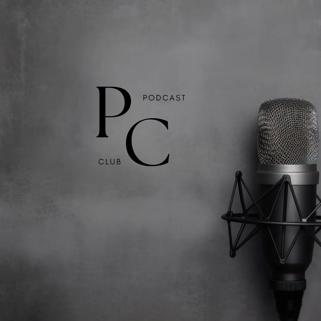 Podcast Club Logo mit Mikrofon auf grauem Hintergrund