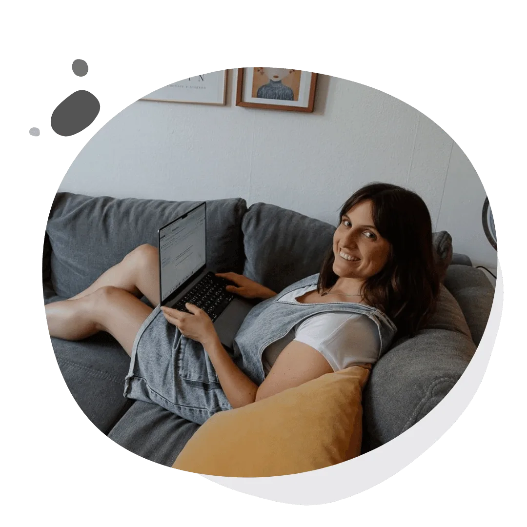 Fiona Allan liegend auf Sofa mit Laptop, schauend zur Seite, casual Atmosphäre