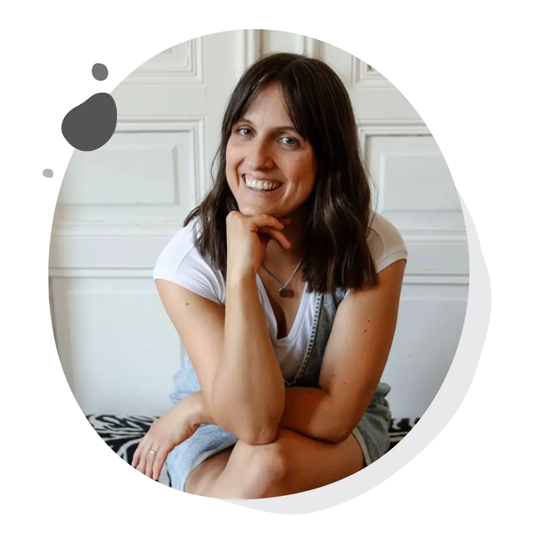 Autorenporträt Fiona Allan lächelnd mit Hand am Kinn, weißer Hintergrund