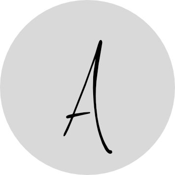 Rundes Logo mit handschriftlich gestyltem Buchstabe A auf grauem Hintergrund