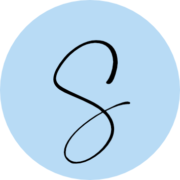 Rundes Logo mit handschriftlich gestyltem Buchstabe S auf hellblauem Hintergrund