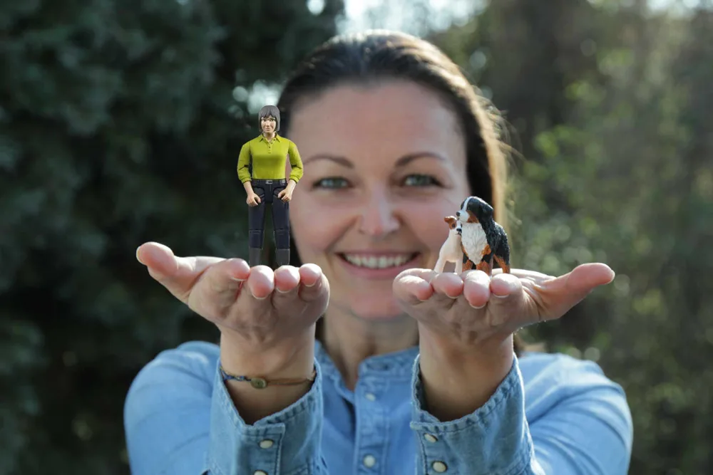 Barbara Nowak Expertin für Mensch und Hund mit Miniatur-Figuren in Handflächen