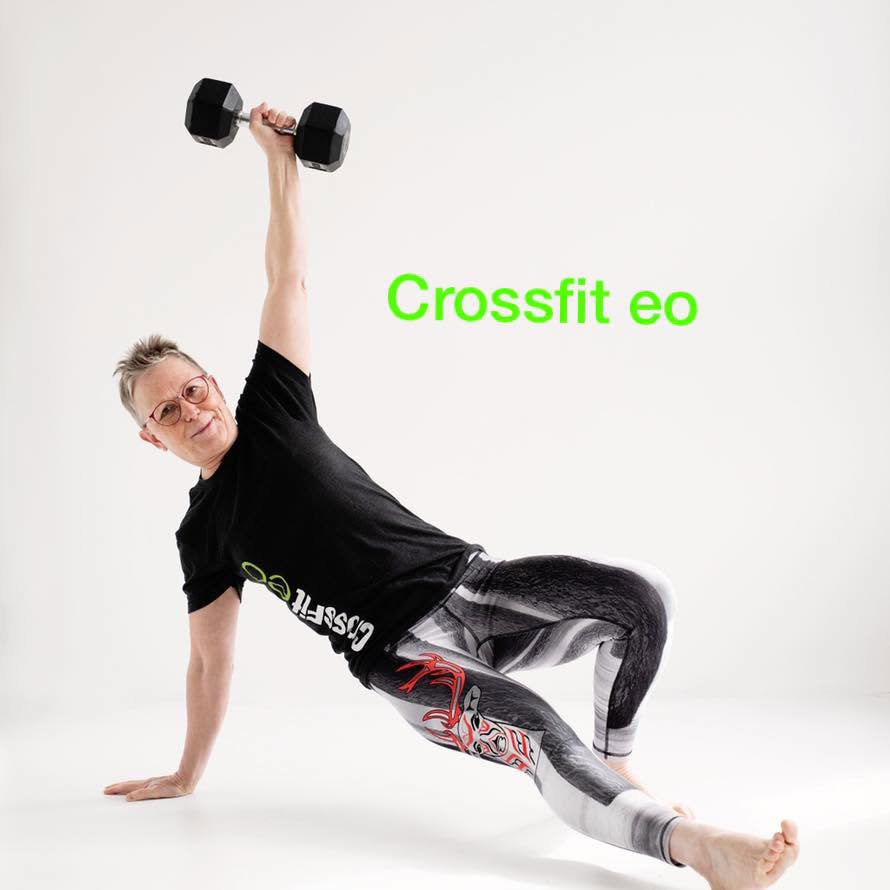 Frau in Sportkleidung mit Hantel und Crossfit eo Text, Porträt-Mockup