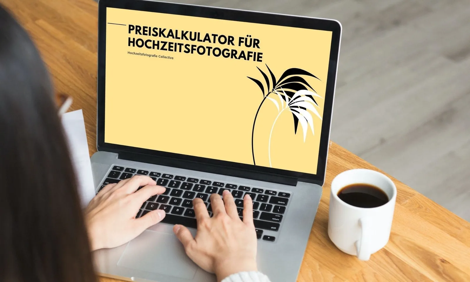 Preiskalkulator für Hochzeitsfotografen 2 Laptop-Bildschirm mit gelbem Design und Text „Preiskalkulator für Hochzeitsfotografie