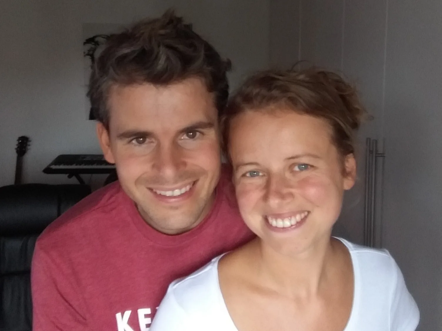 Profilbild eines Paares, Mann und Frau lächelnd, Wohnzimmer