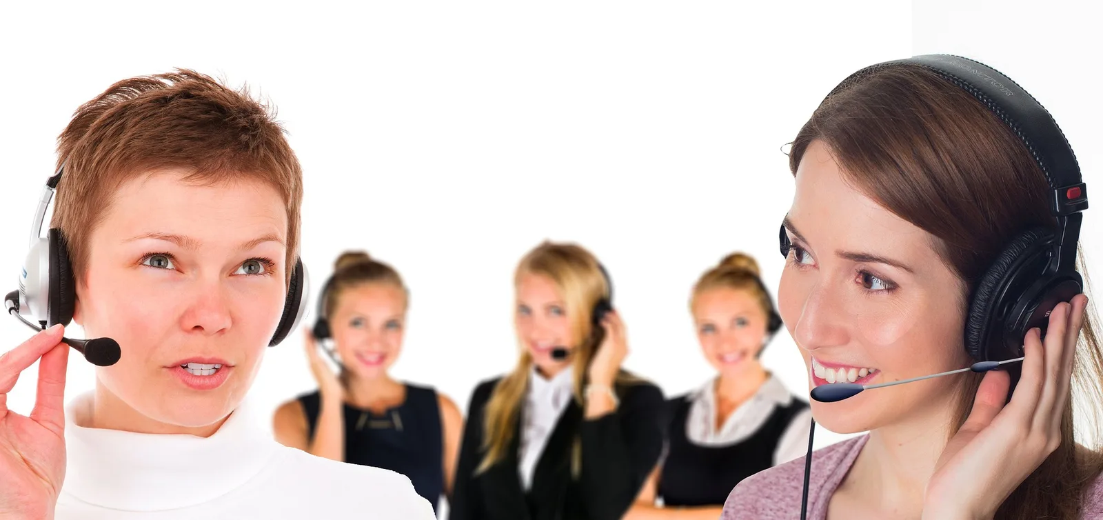 Call-Center Szene mit fünf weiblichen Agenten mit Headsets, zwei prominent im Vordergrund