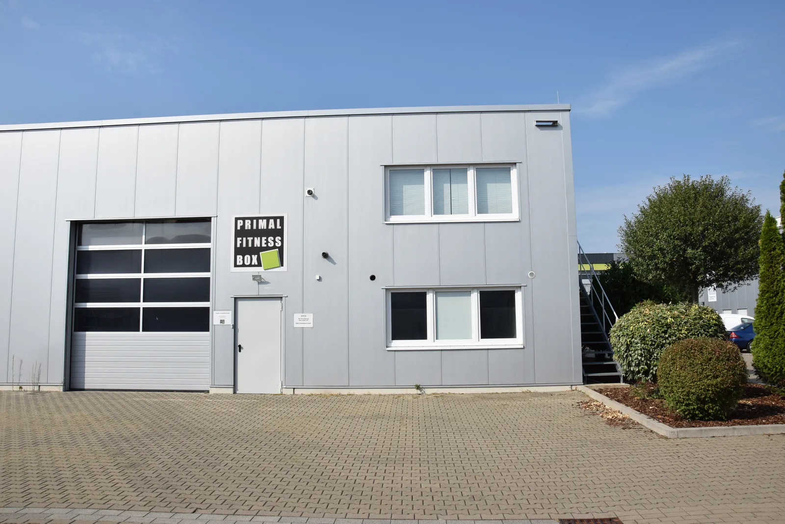 Außenansicht des Primal Fitness Box Trainingsstudios, modernes Gebäude mit Markenschild