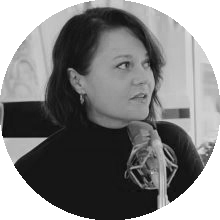 Profilbild Kristina Ebel, Frau im Kreis, schwarz-weiß