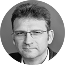 Profilbild Bernd Böttcher, Mann mit Brille im Kreis, schwarz-weiß