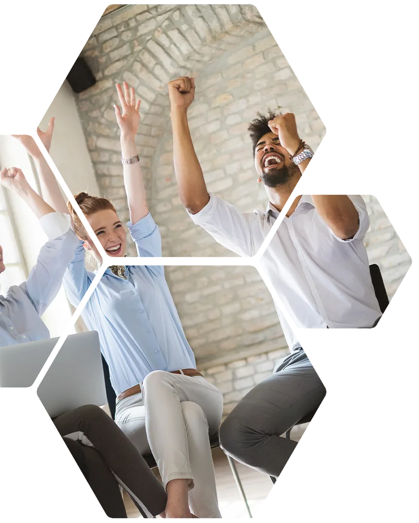 Team von drei Personen mit erhobenen Armen in Jubelpose im Büro