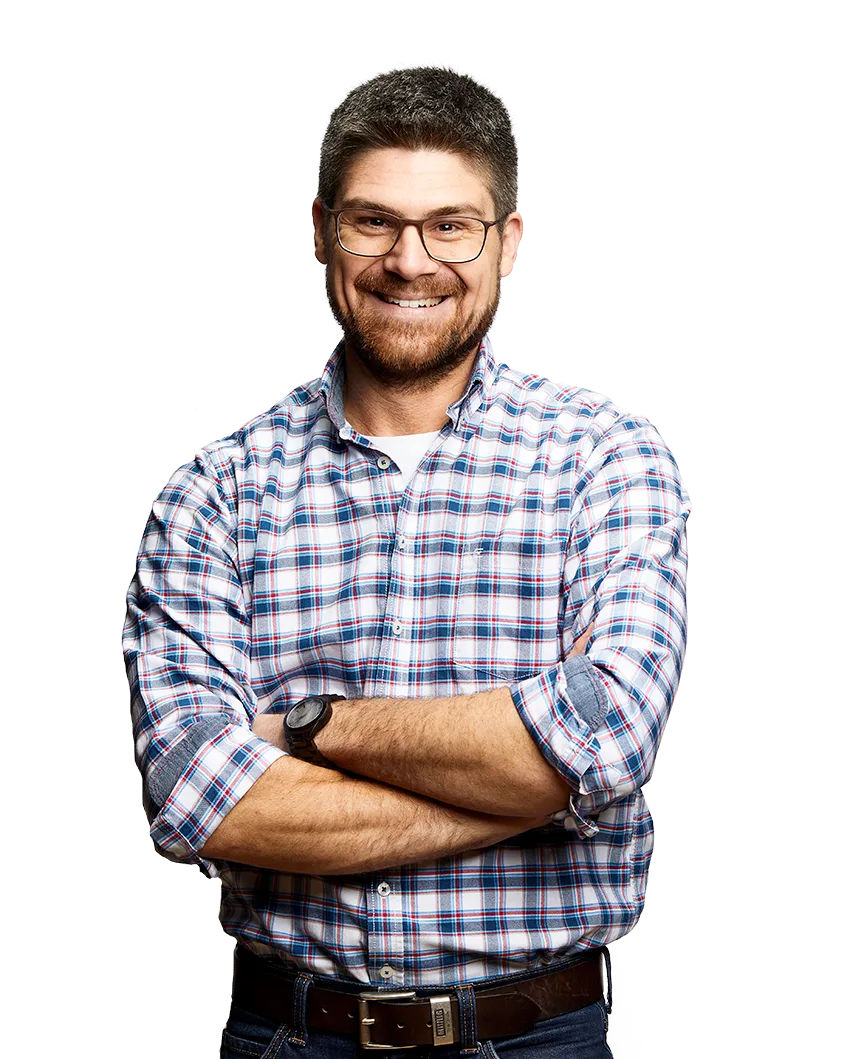 Porträt eines Mannes mit Brille und kariertem Hemd vor weißem Hintergrund