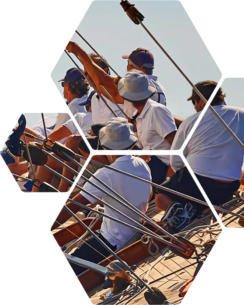 Segelboot-Crew beim Segeln mit weißen Segeln und Handtüchern