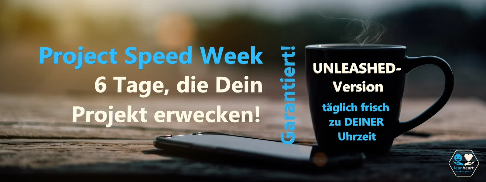 Hero-Banner Project Speed Week mit Smartphone und Kaffeetasse auf Holztisch