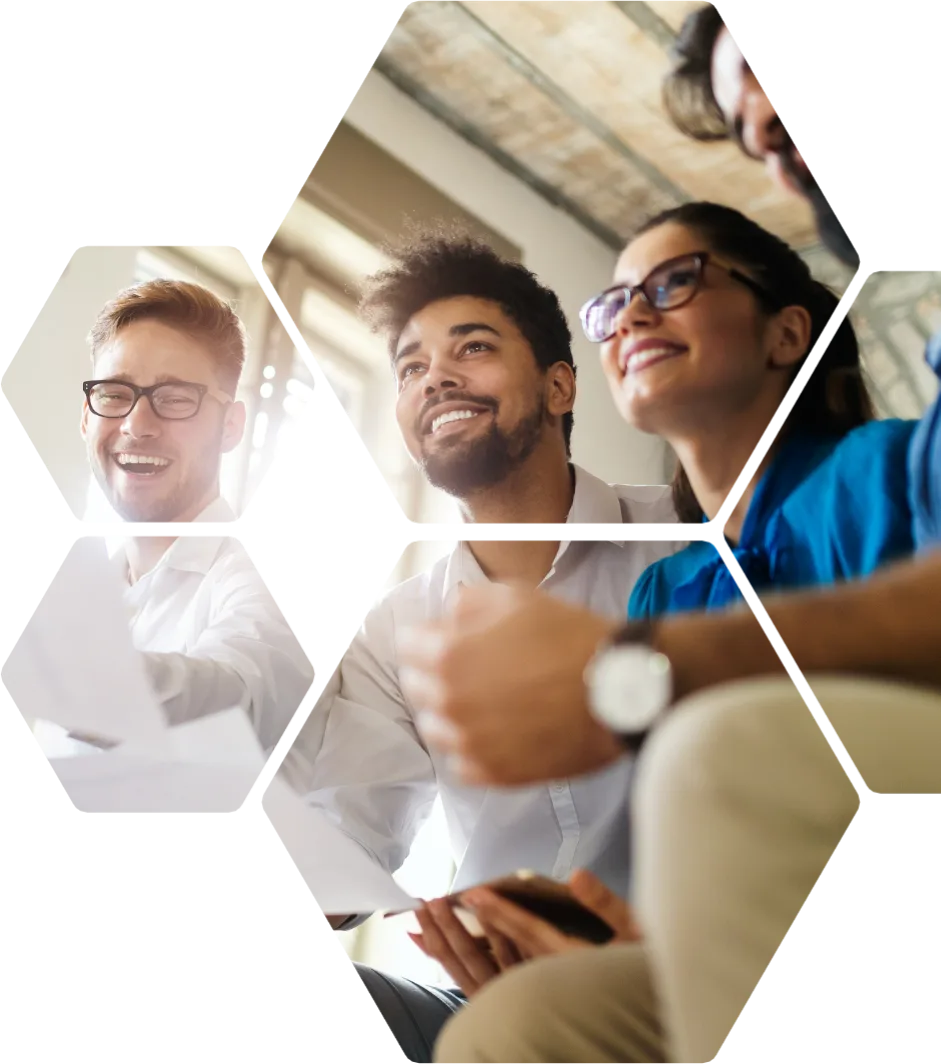 Community-Testimonial mit drei lachenden Personen in hexagonalen Rahmen