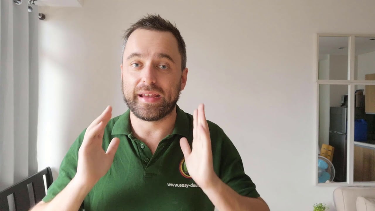 Jan Richter spricht in die Kamera, trägt grünes Poloshirt mit EasyDeutsch-Logo