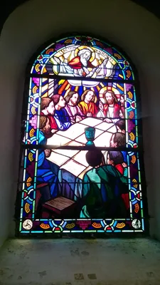 Buntes Kirchenfenster mit religiöser Darstellung und Farbglas