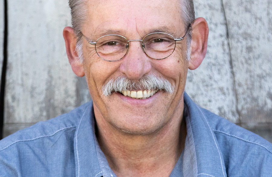 Porträt von Jan Nijboer mit Brille und blauem Hemd
