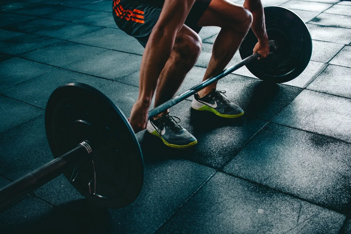 Rauchfrei-Stabilitätspaket – E-Book-Paket zum Rauchstopp 2 Person bindet Sportschuhe als Symbol für einen aktiven Rauchstopp mit 40, 50 oder 60