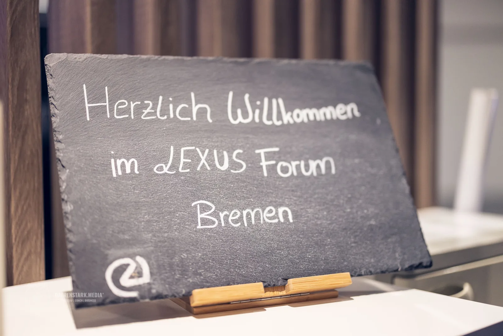 Schiefertafel mit Willkommensgruß zum LEXUS Forum Bremen