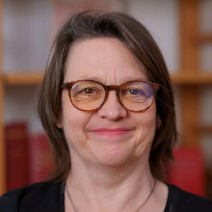 Porträt Antje Konopatzki mit Brille vor unscharfem Hintergrund